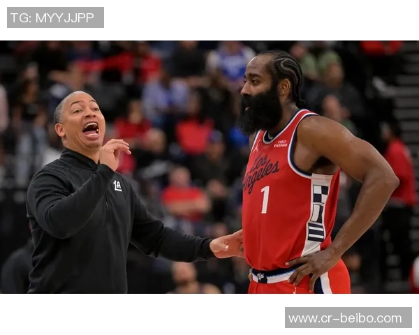 快船与黄蜂激战上半场快船微弱领先哈登表现抢眼小卡稳定发挥三球状态起伏